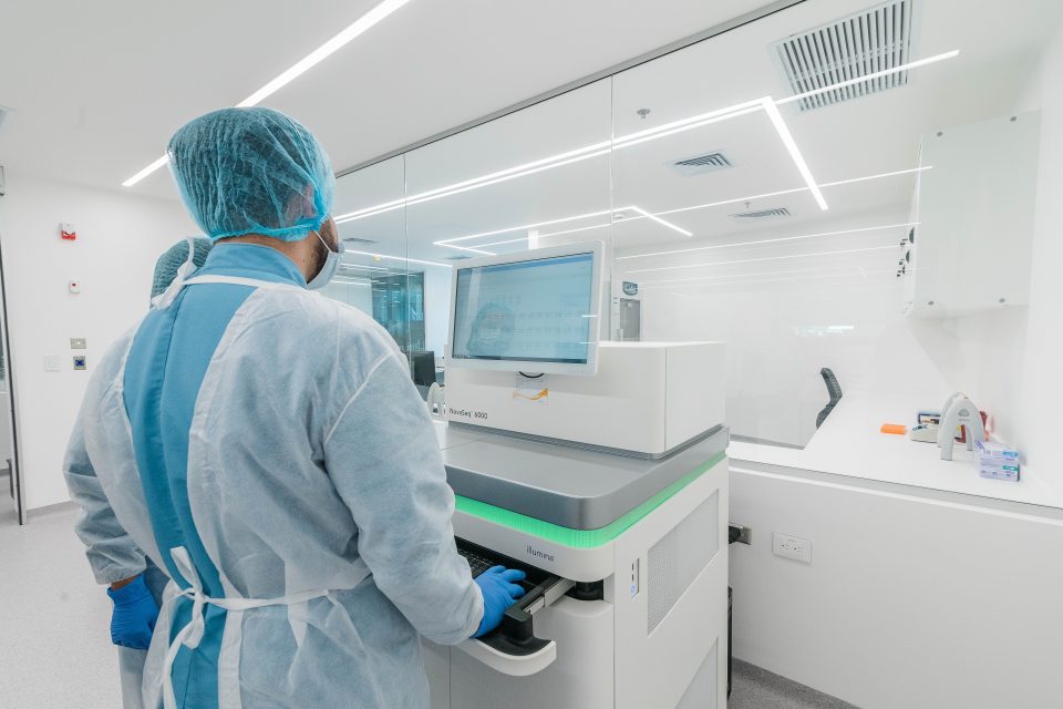Personal médico en un laboratorio