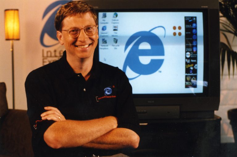 El memorando “Internet Tidal Wave” de Bill Gates predice el potencial de la World Wide Web.