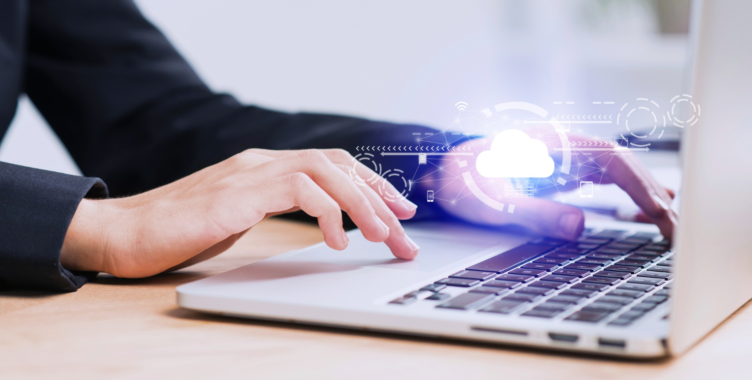 Acercamiento a las manos de una persona trabajando en una laptop