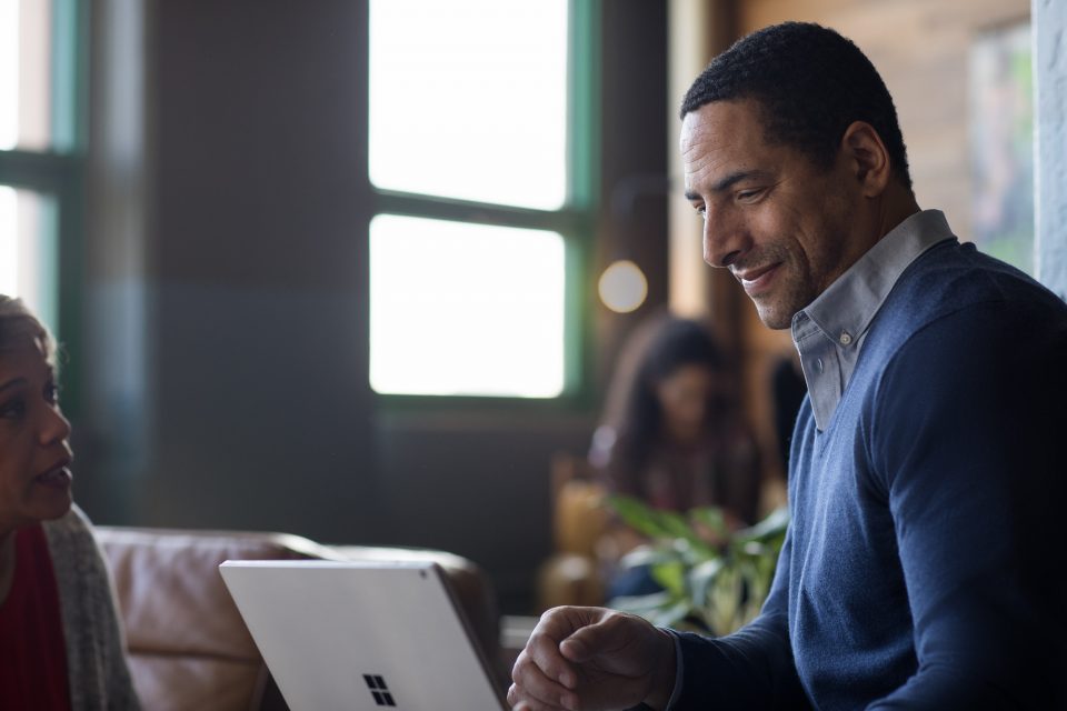 Hombre frente a una laptop en un negocio