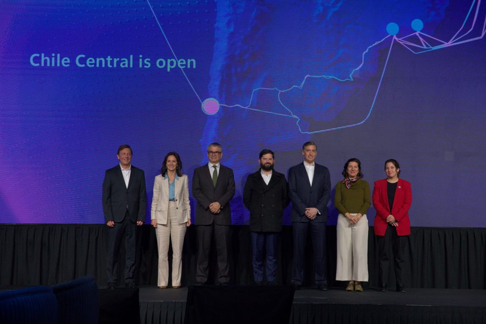 Grupo de personas frente a un escenario