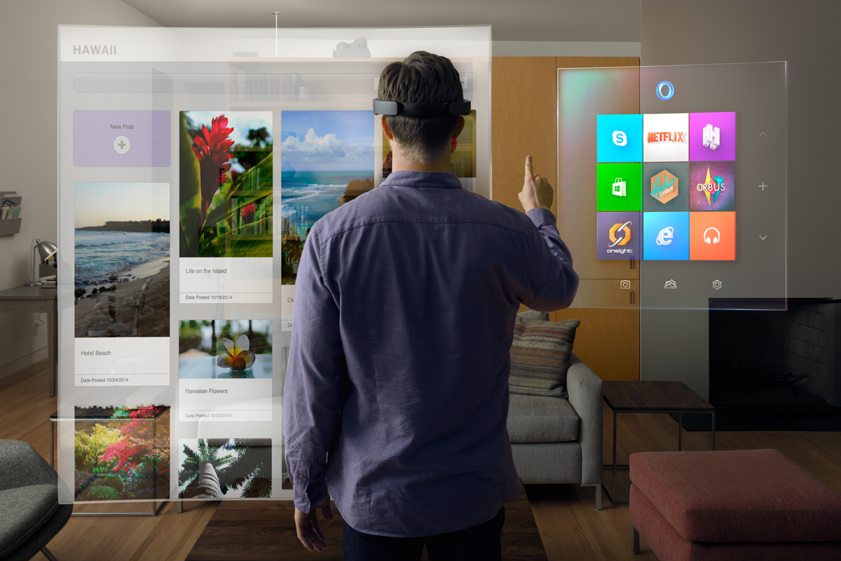 Eine Person welche mit dem Produkt Microsoft Hololens arbeitet