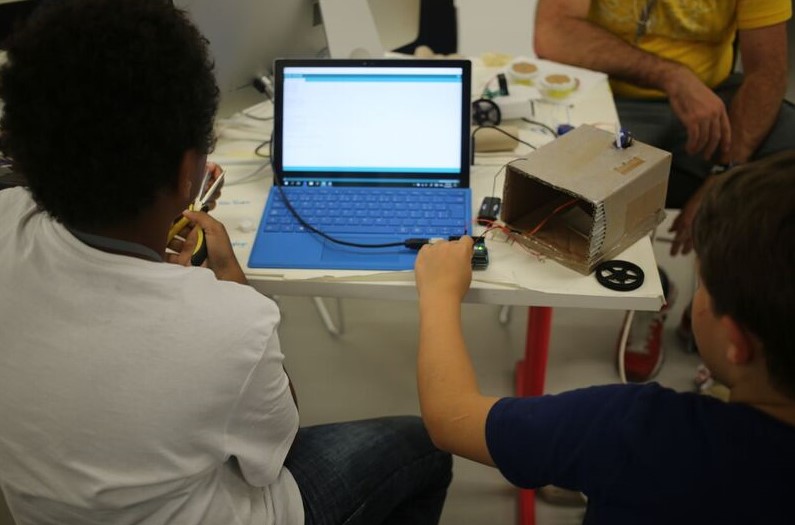 zwei Kinder welche das Surface tablet erkunden