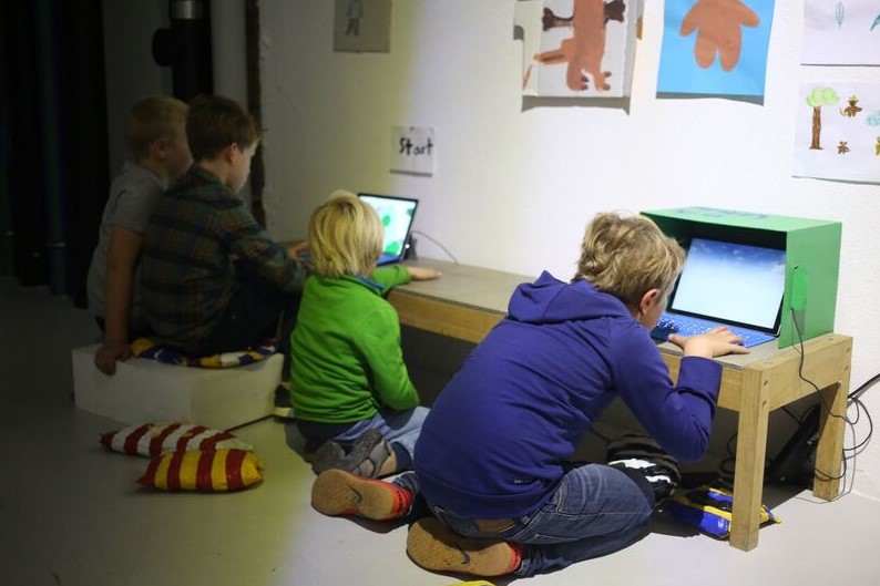 zwei Kinder welche das Surface tablet erkunden