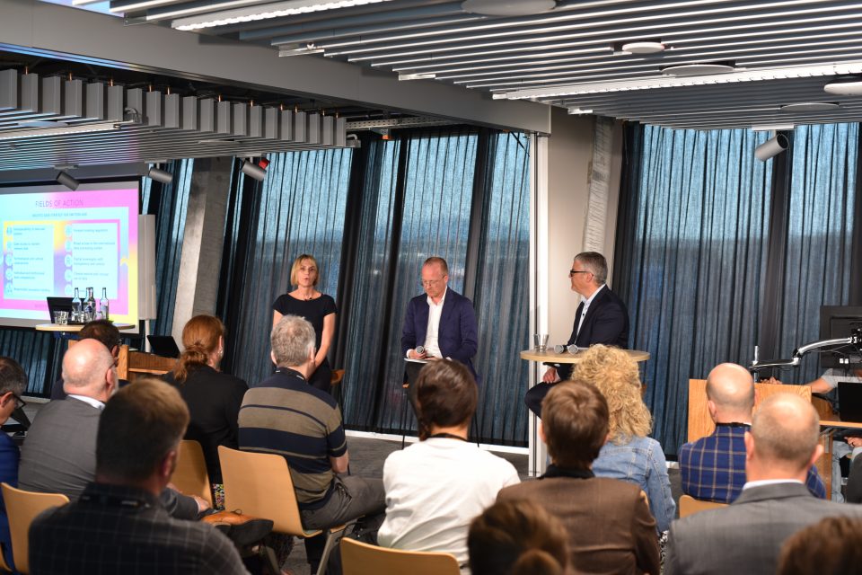 Ladina Caduff, Stefan Pabst, and Marc Holitscher Presenting the Innovate Switzerland Community.