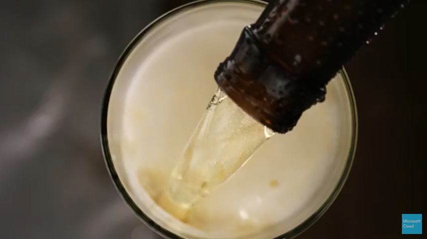 Cerveja caindo no copo.