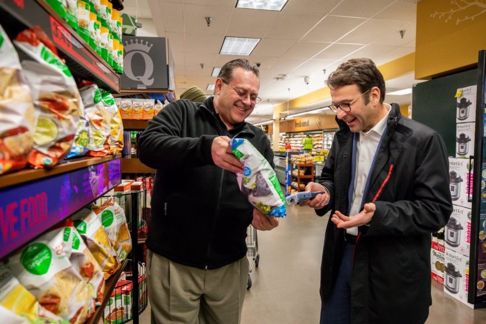 Judson Althoff visita a loja QFC da Kroger em Redmond