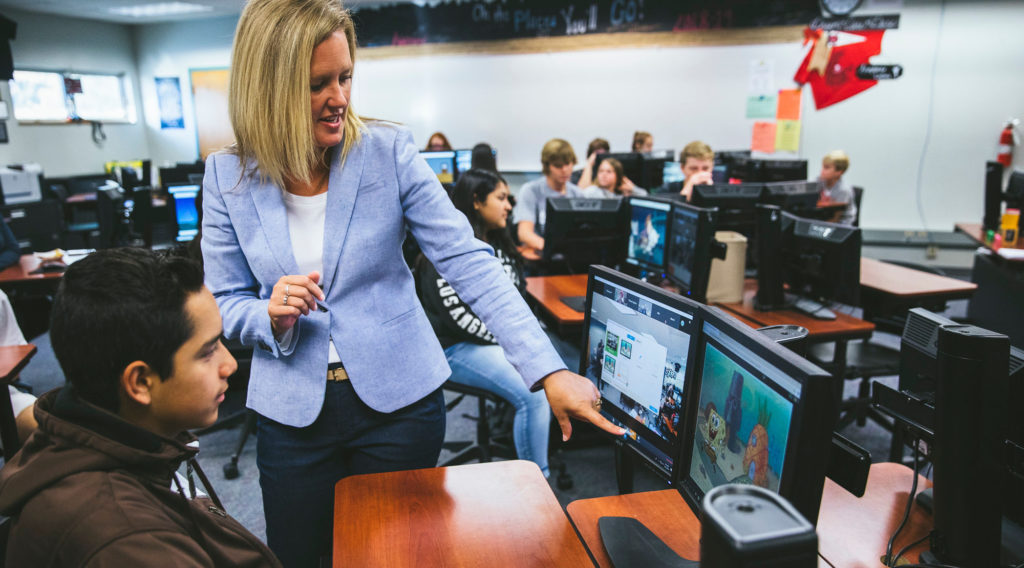 Shelley Charlton aponta para o monitor em sala de aula.