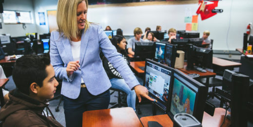Shelley Charlton aponta para o monitor em sala de aula.