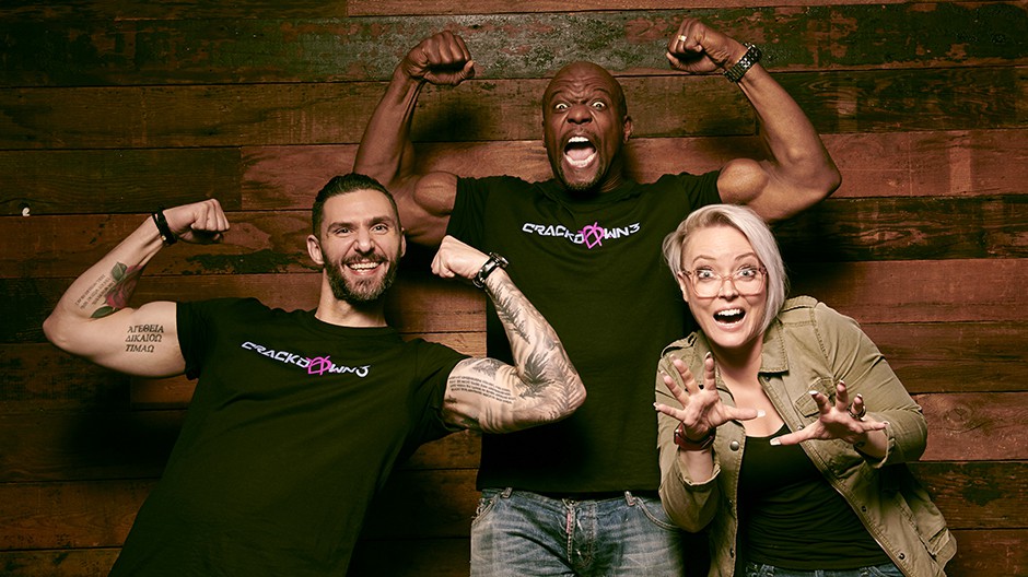 Terry Crews mostra seus músculos.