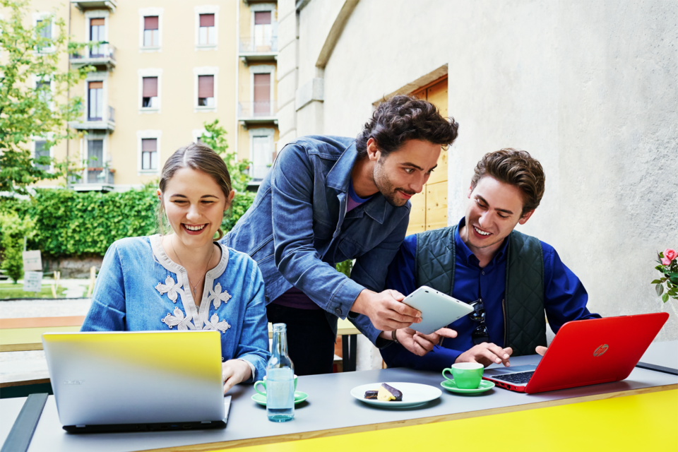 Jovens comentam mensagens alegremente.