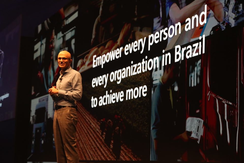 Satya Nadella durante apresentação no AI+Tour.