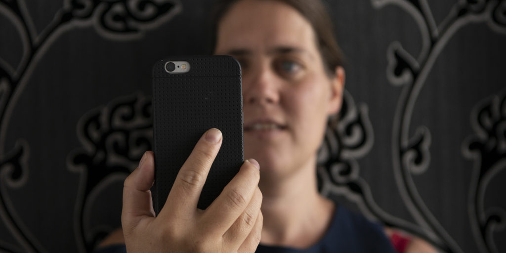 Monique usa seu celular para tirar fotos