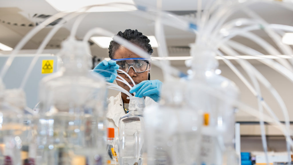 Breech Odu trabalha em um laboratório da Oxford Biomedica