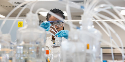 Breech Odu trabalha em um laboratório da Oxford Biomedica
