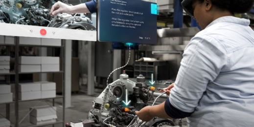Funcionária de fábrica aprende com o HoloLens 2 novas tarefas.