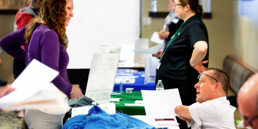 John Robinson em uma sala com mais pessoas