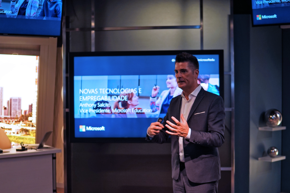 Anthony Salcito durante o lançamento da AcademIA