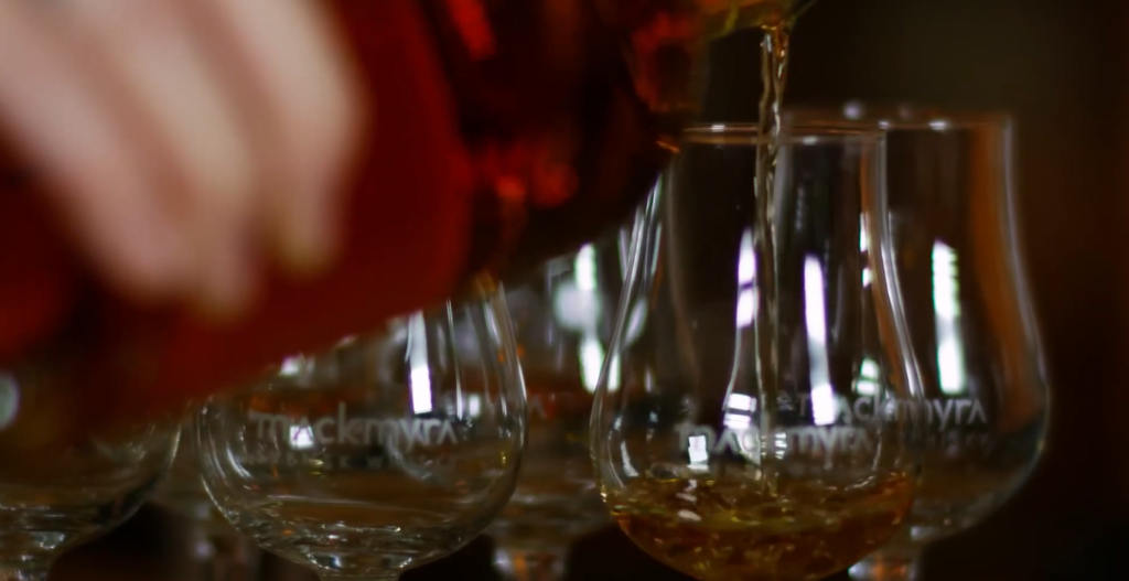 Copos sendo enchidos cokm uísque da Mackmyra Whisky.
