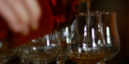Copos sendo enchidos cokm uísque da Mackmyra Whisky.