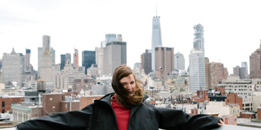 Julianna Barwick no topo do hotel SisterCity.