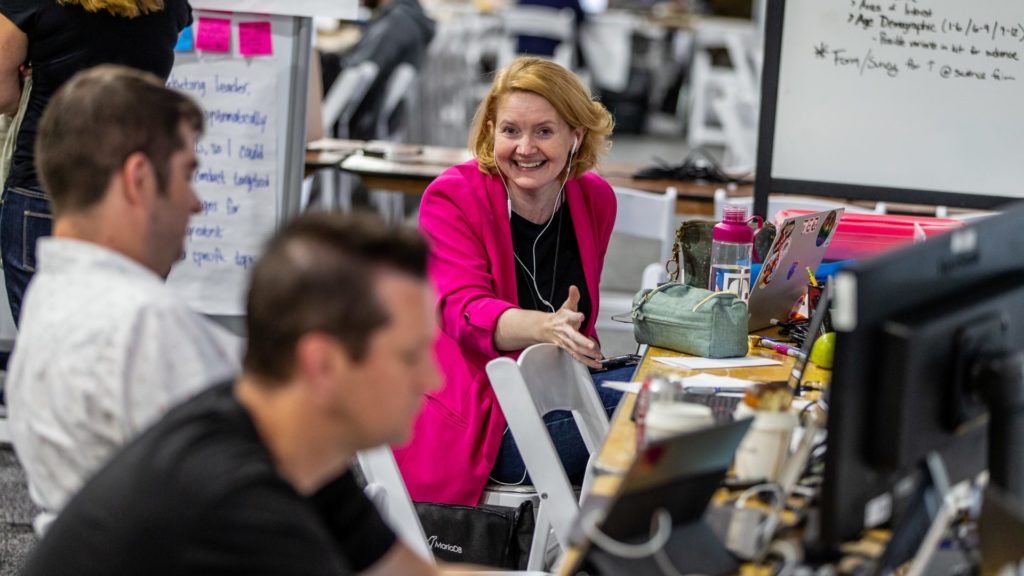 Chris Chandler, Jon Soini e Rainya Mosher da T-Mobile estão entre as mais de 30 equipes de clientes do Hackathon global da Microsoft em 2019.