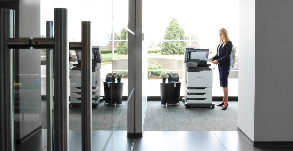 Mulher opera impressora Lexmark.