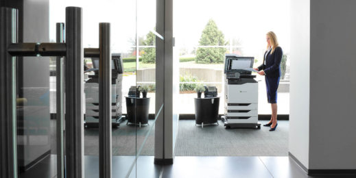 Mulher opera impressora Lexmark.