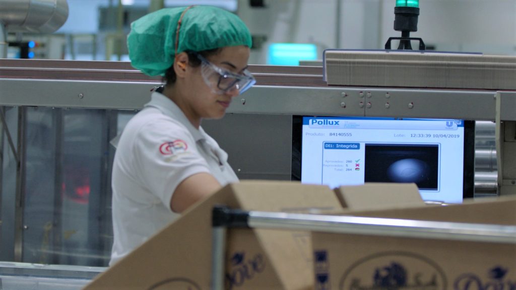 Funcionária da Unilever em fábrica do Brasil.