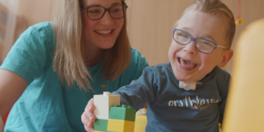 Jason brinca sob o olhar da enfermeira Sabrina Leick na Kinderhaus AtemReich