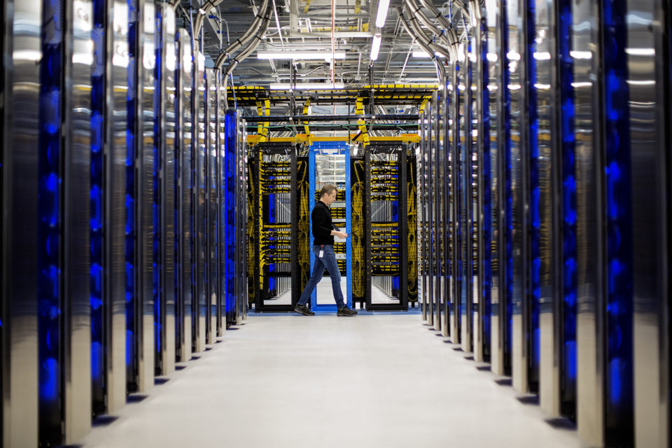Vista interna de servidores em um datacenter da Microsoft.