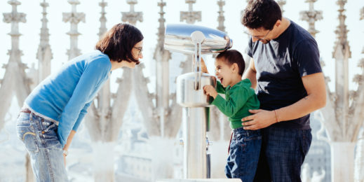 Francesca Fedeli, Roberto D'Angelo e o filho Mario brincam.