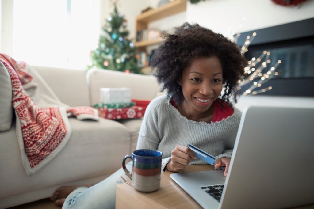 Consumidora faz compras online pelo PC.