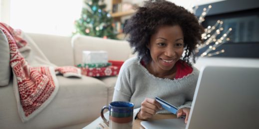 Consumidora faz compras online pelo PC.