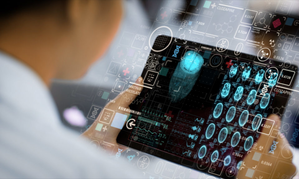 Médico analisa exame de imagem em um tablet.
