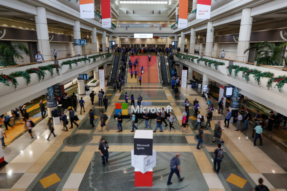 Vista interna do prédio onde se realiza o Microsoft Ignite, em Orlando