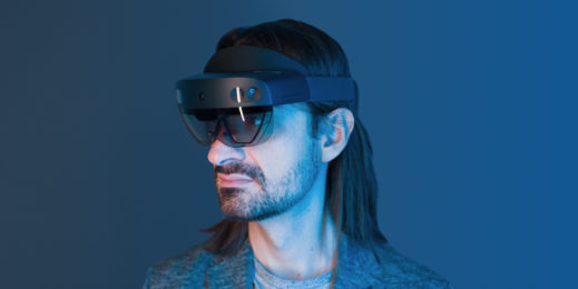 Alex Kipman com o HoloLens 2 na cabeça.