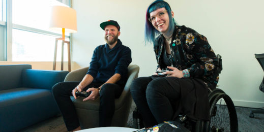 Cherry Thompson (à direita) joga Gears 5 com Otto Ottosson.