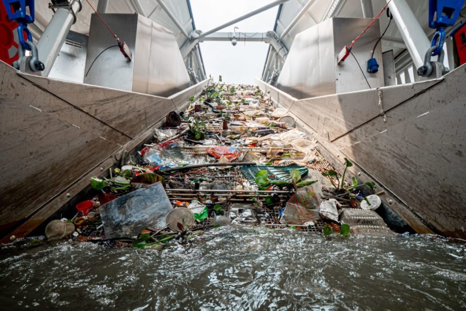 parte do plástico e lixo recolhidos na correia transportadora do Interceptor 002 da Ocean Cleanup no rio Klang, na Malásia
