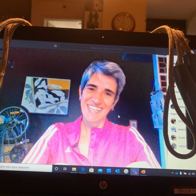 Foto: professora dá aula com ajuda do Microsoft Teams