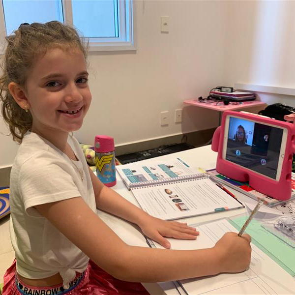 Foto: menina assiste aulas remotos com Microsoft Teams