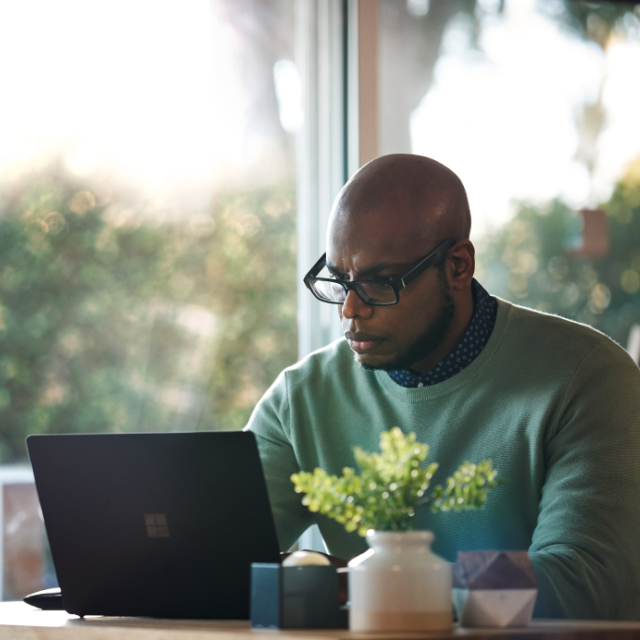 Foto: Estudante assiste aulas remotamente