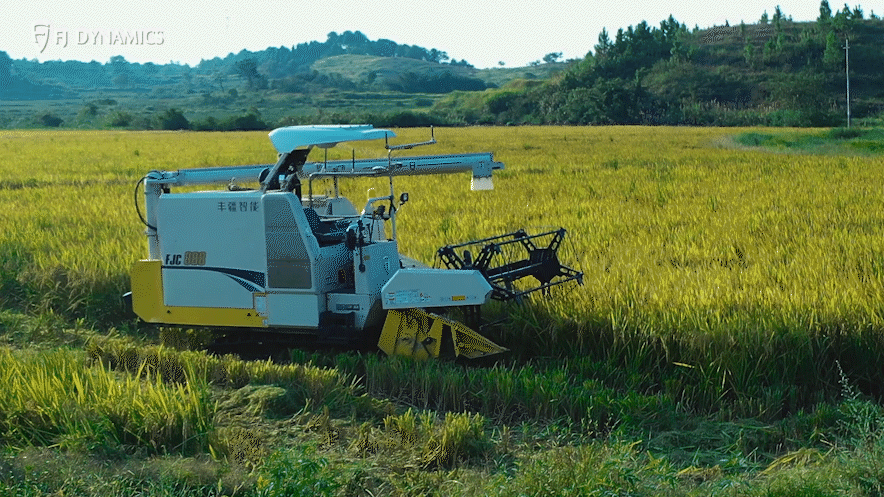 máquina agricultora no campo