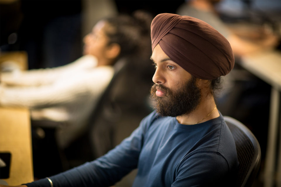 homem com turbante no escritporio