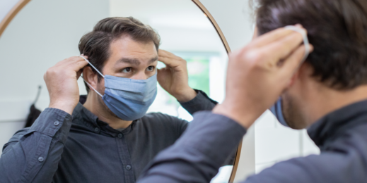 homem colocando mascara