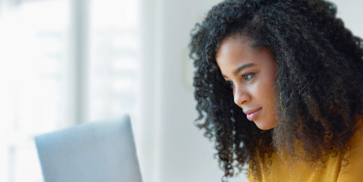 mulher olhando para o notebook