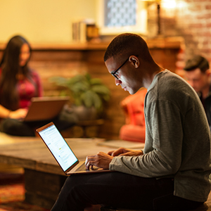 dois homens e uma mulher mexendo no notebook