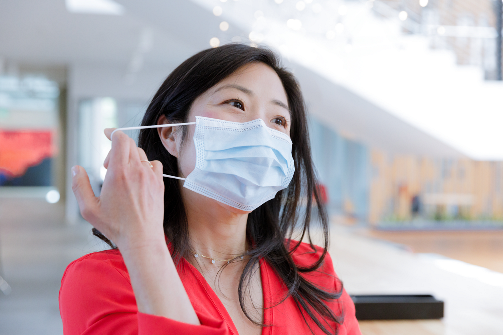 mulher colocando a máscara