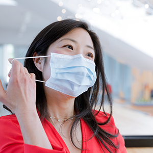 mulher colocando máscara