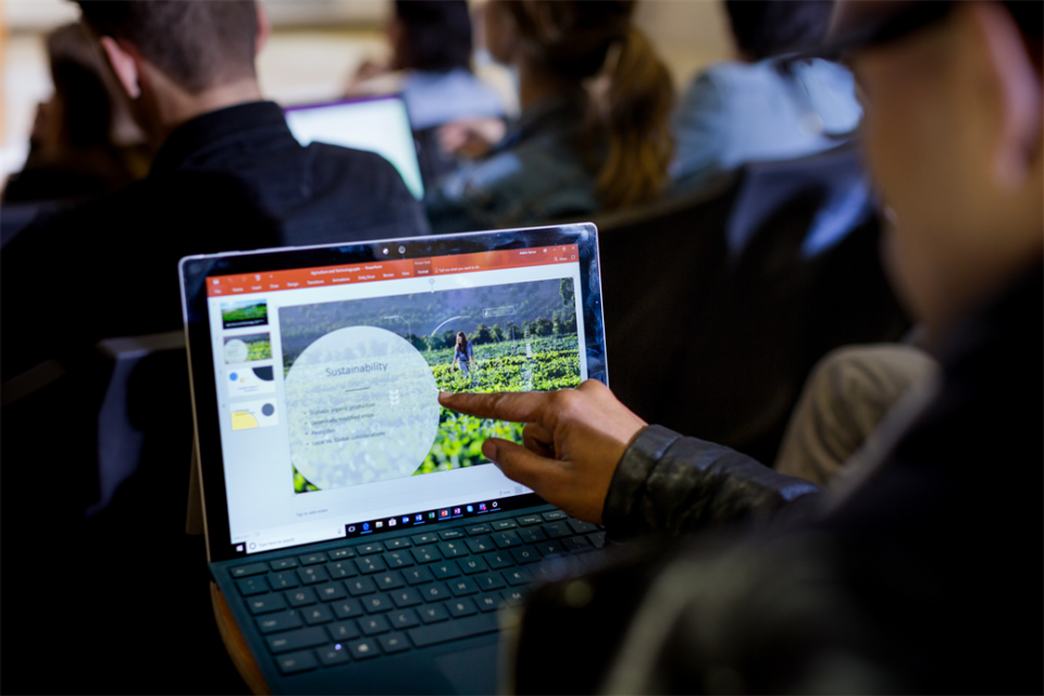 homem mexendo em apresetnaçaõ de ppt